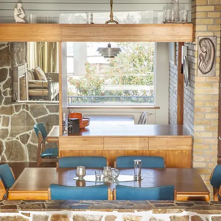 Cozy 60's In Villa *